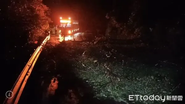 ▲▼中橫驚傳路樹倒塌！雙向封閉交管。（圖／記者哈勇嘎奧翻攝）