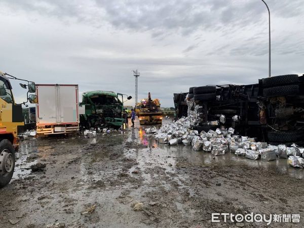 ▲國道三號凌晨重大車禍，釀一死一傷。（圖／記者高堂堯翻攝）