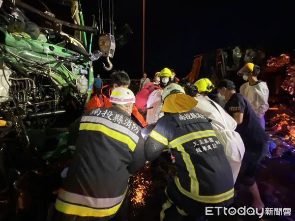 ▲國道三號凌晨重大車禍，釀一死一傷。（圖／記者高堂堯翻攝）