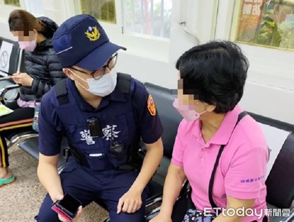 ▲員警對遭詐婦人耐心勸說並要求撥打電話求證。（圖／龜山警分局提供）