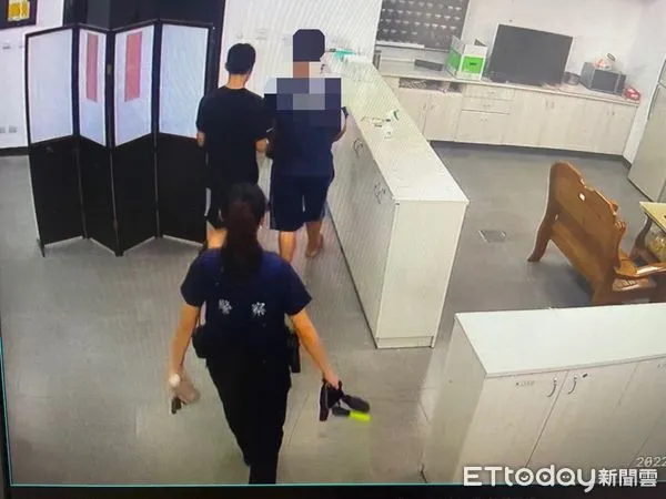 ▲台南市永康區一名康姓毒品通緝犯，7日晚上6時許，騎車停在永康區五福街一處騎樓等人時，被員警陳明敏發現可疑，將他逮捕歸案。（圖／記者林悅翻攝，下同）