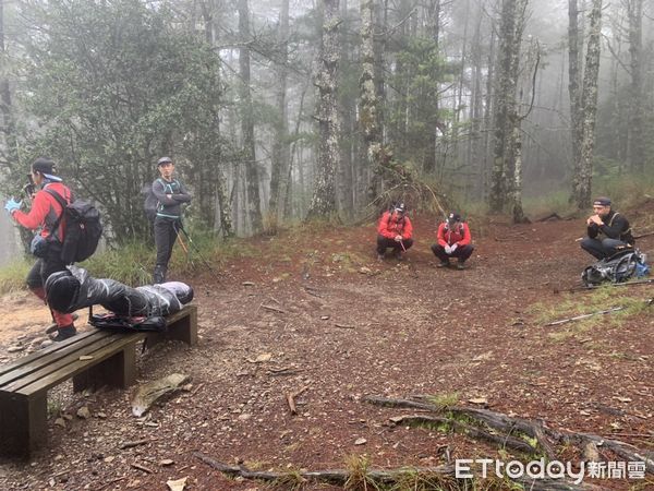 ▲▼桃山女山友遺體由救難人員徒步運下山。（圖／記者蔡文淵翻攝）