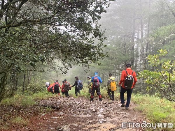 ▲▼桃山女山友遺體由救難人員徒步運下山。（圖／記者蔡文淵翻攝）