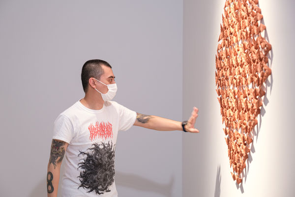 ▲▼印尼當代藝術家艾伯特&middot;約拿桑&middot;瑟提亞萬（Albert Yonathan Setyawan）首次在台灣推出個展「靈語」。（圖／朱淇宏攝影／安卓藝術提供）