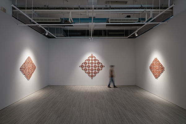 ▲▼印尼當代藝術家艾伯特&middot;約拿桑&middot;瑟提亞萬（Albert Yonathan Setyawan）首次在台灣推出個展「靈語」。（圖／朱淇宏攝影／安卓藝術提供）