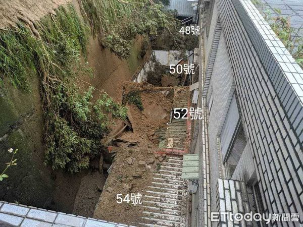 ▲網課中「轟」一聲　爸見土石沖進門…秒拉妻兒拔腿快逃。（圖／記者陳凱力翻攝）