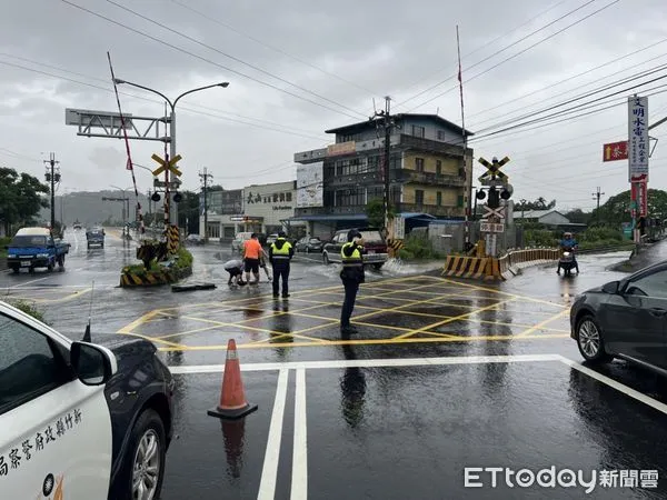 ▲巡邏見鐵軌凸一塊　3警冒雨分工！一舉動成功化解鐵道危機。（圖／記者陳凱力翻攝）