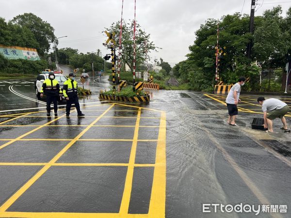 ▲巡邏見鐵軌凸一塊　3警冒雨分工！一舉動成功化解鐵道危機。（圖／記者陳凱力翻攝）