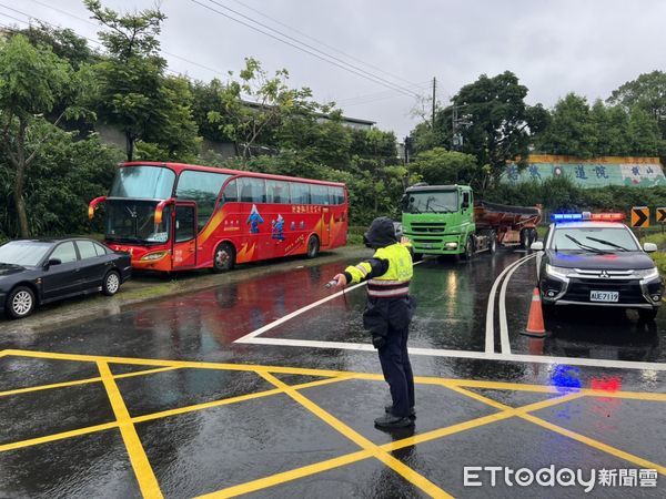 ▲巡邏見鐵軌凸一塊　3警冒雨分工！一舉動成功化解鐵道危機。（圖／記者陳凱力翻攝）