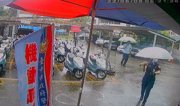 ▲▼1隻小萌貓鑽進警車縫隙躲雨，女警眼尖發現出手安撫竟被咬傷。（圖／警方提供，下同）