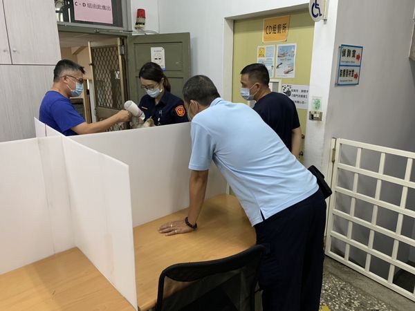 ▲▼1隻小萌貓鑽進警車縫隙躲雨，女警眼尖發現出手安撫竟被咬傷。（圖／警方提供，下同）