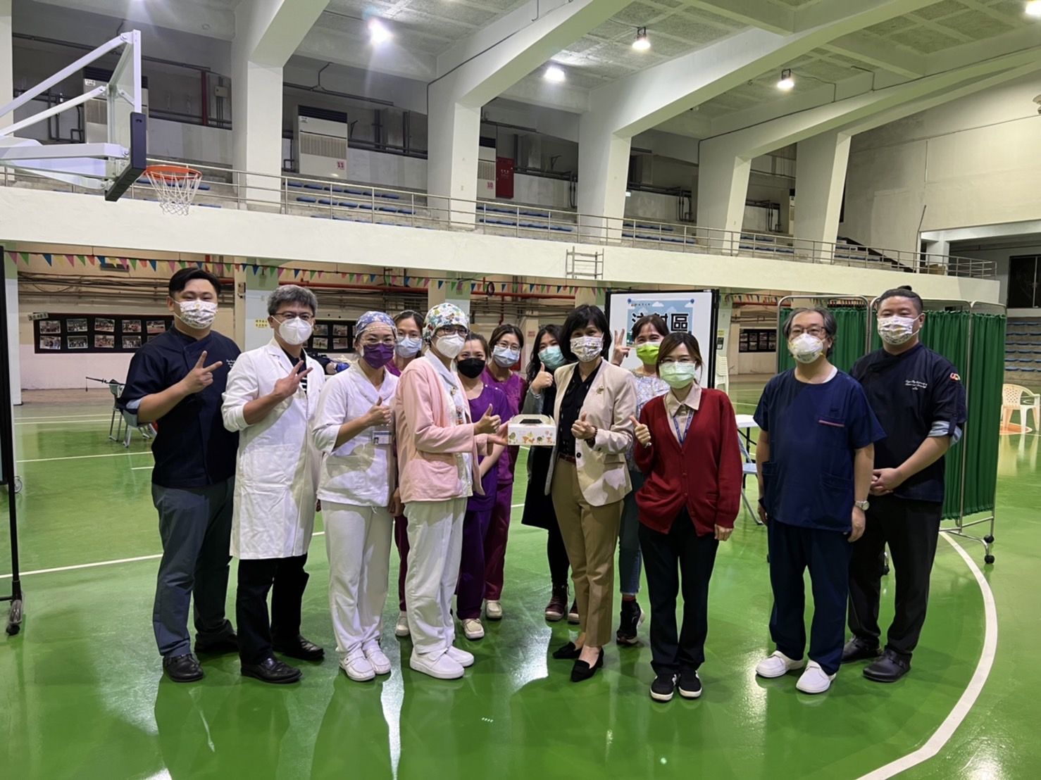 ▲▼城市科大師生致贈手作烘焙點心給醫護人員，感謝辛苦的醫護人員。（圖／城市科大提供）