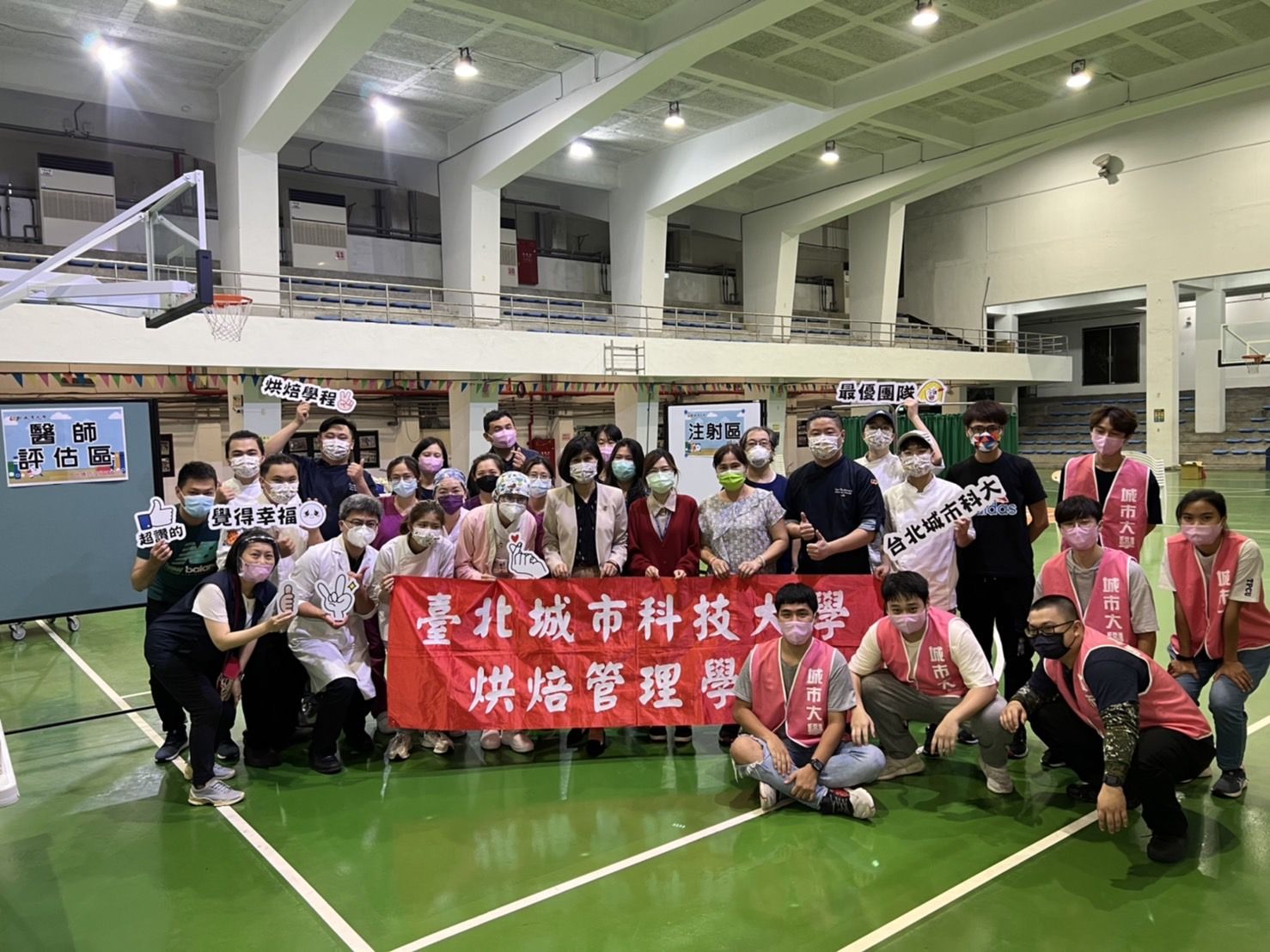 ▲▼城市科大師生致贈手作烘焙點心給醫護人員，感謝辛苦的醫護人員。（圖／城市科大提供）