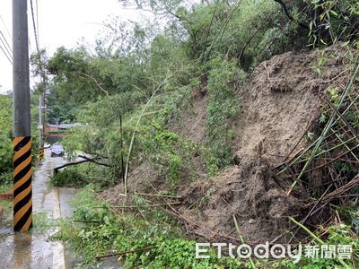 連日大雨大片土石滑落　苗栗造橋走山道路中斷...驚悚畫面曝光