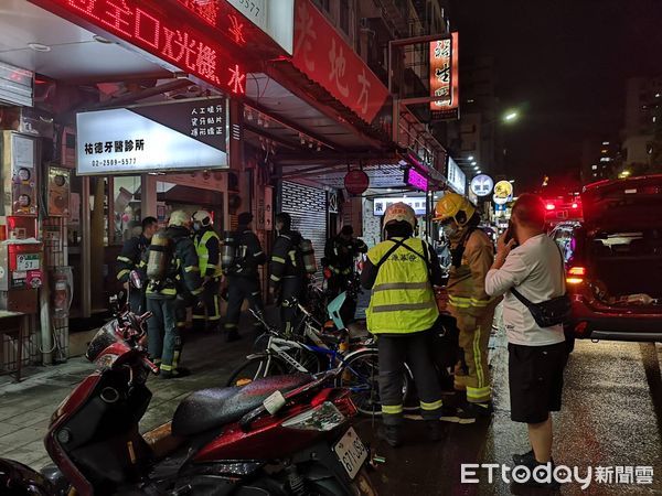 ▲▼快訊／台北牛肉麵店驚傳「一氧化碳外洩」　2男子倒店內昏迷。（圖／記者黃彥傑攝）