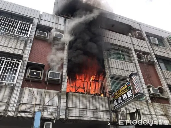 ▲▼高雄市岡山區民族路1間透天4樓住宅火警。（圖／記者吳奕靖翻攝）