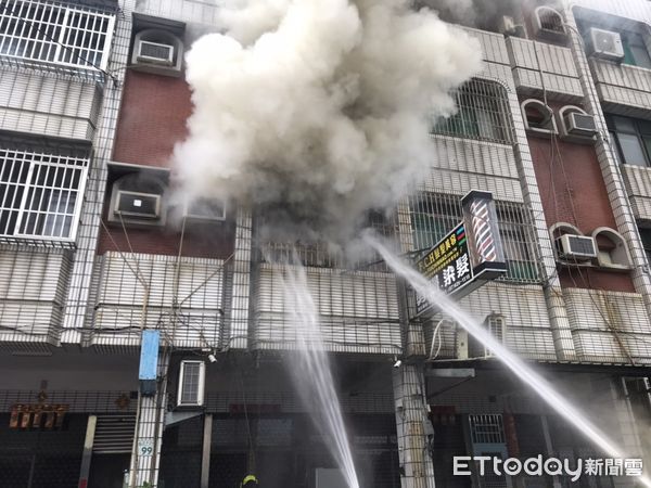 ▲▼高雄市岡山區民族路1間透天4樓住宅火警。（圖／記者吳奕靖翻攝）