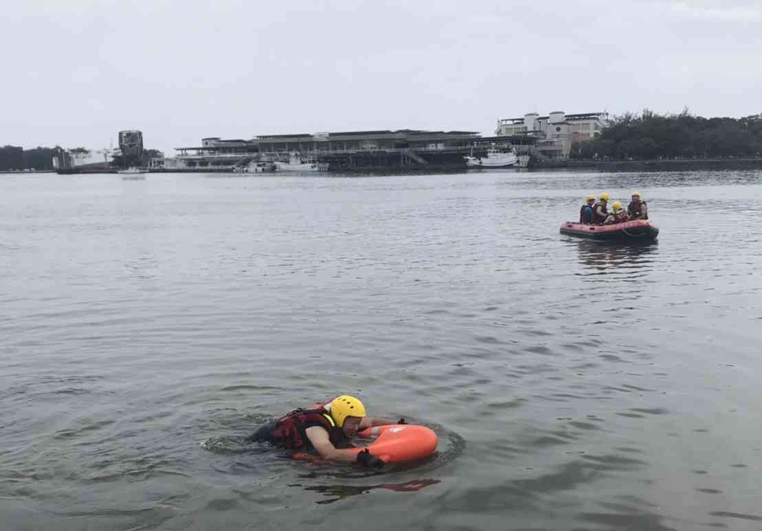 ▲台南市消防局採購最新「遙控式動力救生圈」2套，配置在安平運河旁之永華分隊及海域狹長之將軍分隊使用。（圖／記者林悅翻攝，下同）