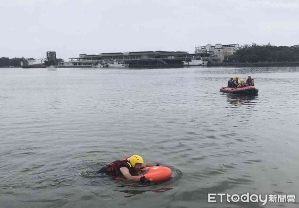 ▲台南市消防局採購最新「遙控式動力救生圈」2套，配置在安平運河旁之永華分隊及海域狹長之將軍分隊使用。（圖／記者林悅翻攝，下同）