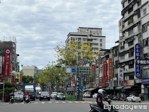 ▲▼光華夜市,生活機能,餐飲,家樂福,信義房屋,住宅,31期重劃區,文化中心,亞灣區。（圖／記者陳建宇攝）