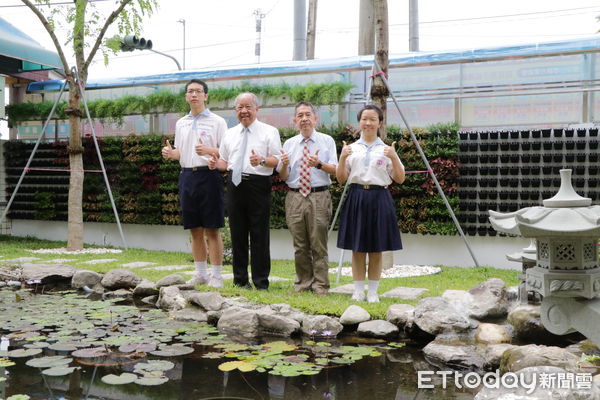 ▲校長張顥騰（右二）、潮榮梁應鐘院長與聶舒頤、陳怡卉兩位狀元合影             。（圖／南榮國中提供，下同）