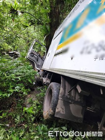 ▲新北市坪林驚傳貨車墜谷，警消人員趕往現場搶救中。（圖／記者陳以昇翻攝）