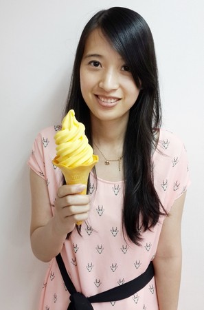 全家便利商店21日開賣芒果霜淇淋，當日祭出拍照打卡享買1送1。