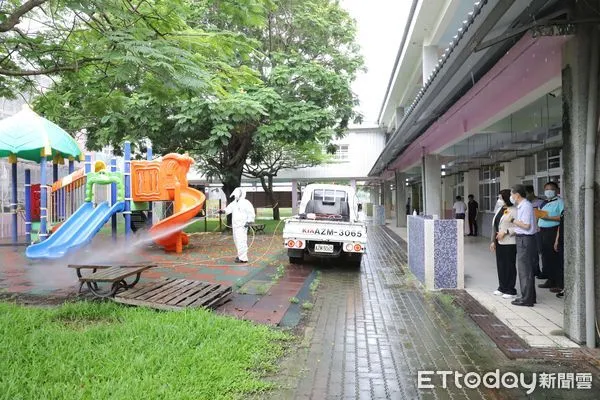 ▲雲林縣高中以下學校進行物資盤整，包含體溫量測及手部消毒等防疫用品，為復課做好準備。（圖／記者蔡佩旻翻攝）