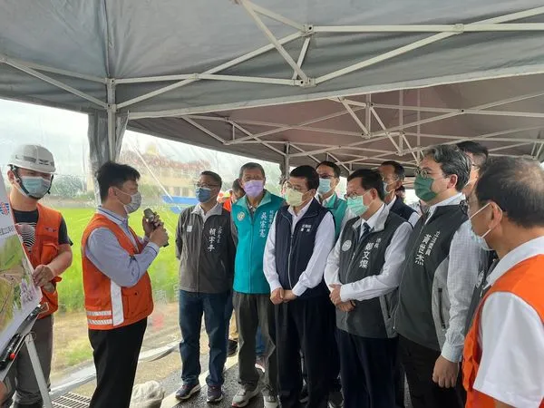 ▲▼交通部長王國材、桃園市長鄭文燦等前往視察桃園快速公路修補工程。（圖／交通部提供）
