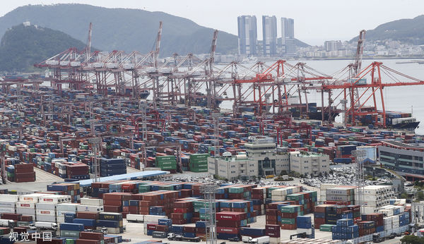 ▲▼南韓貨運工會罷工進入第4天，釜山港進出口貨櫃堆積如山。（圖／CFP）