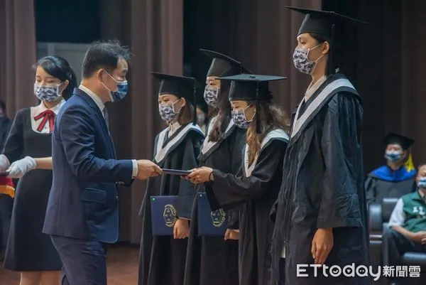 ▲嘉南藥理大學2022年畢業典禮，採線上模式，並結合各系所舉辦實體小型畢典並行，得獎同學在主會場接受表揚，將頒獎過程分享全校師生，祝福3000多位畢業生邁向人生新階段 。（圖／記者林悅翻攝，下同）