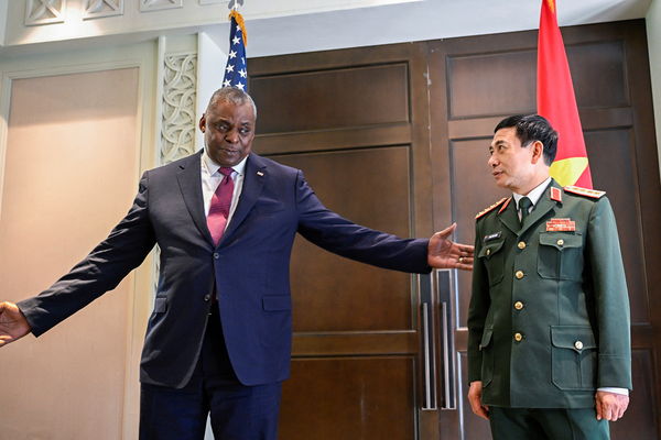 ▲▼美國國防部長奧斯汀（Lloyd Austin）與中國國防部長魏鳳和在新加坡「香格里拉對話」舉行兩人首次面談。（圖／路透）