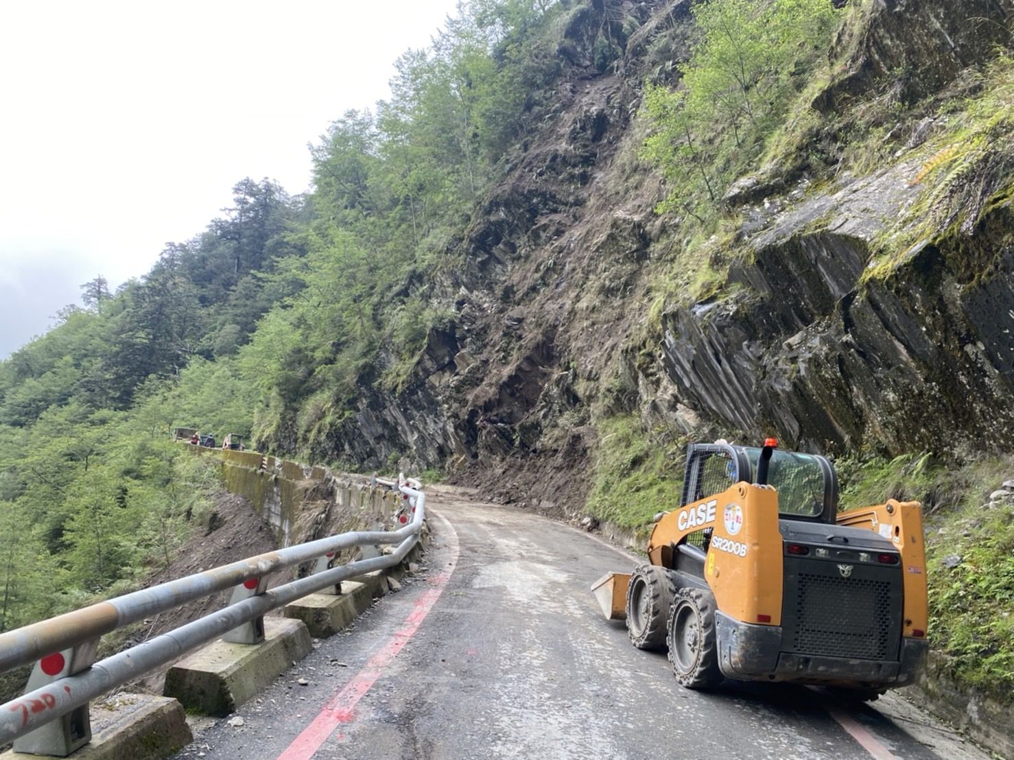 快訊 豪雨持續下 南橫山壁整片滑落天池至埡口路段封閉 Ettoday生活新聞 Ettoday新聞雲