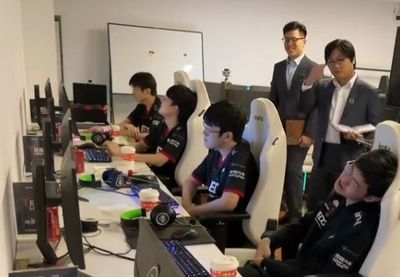 LPL夏季賽正式開打 教練Ziv、牛排同場較勁...EDG擊退FPX奪首勝