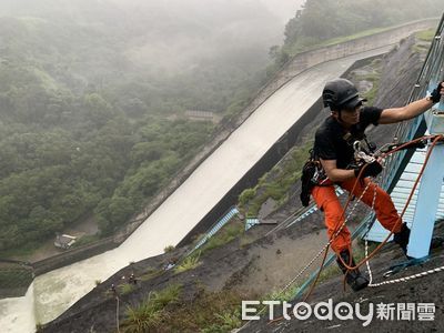 婦陳屍鯉魚潭水庫50米溢洪道底　消防人員黑夜冒雨垂降運屍