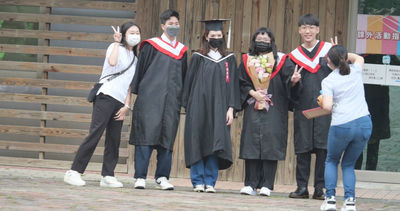 直擊許瑋甯碩士班畢典獲獎! 獨自現身世新大學「親切合照畢業生」