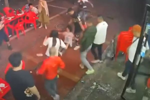 ▲▼燒烤店性騷不成！男爆打拖行踩踹妙齡女　酒瓶猛砸頭臉「往死裡打」。（圖／翻攝自微博）