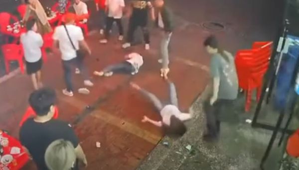 ▲▼燒烤店性騷不成！男爆打拖行踩踹妙齡女　酒瓶猛砸頭臉「往死裡打」。（圖／翻攝自微博）