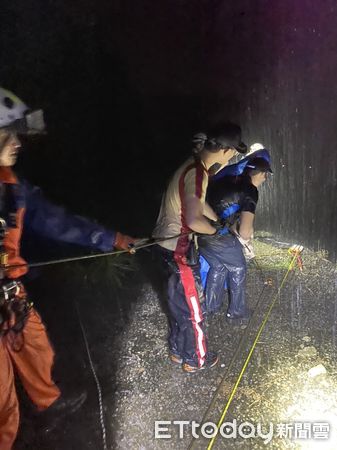 ▲▼消防及義消人員冒著大雨將婦人遺體拉上平台。（圖／記者蔡文淵翻攝）