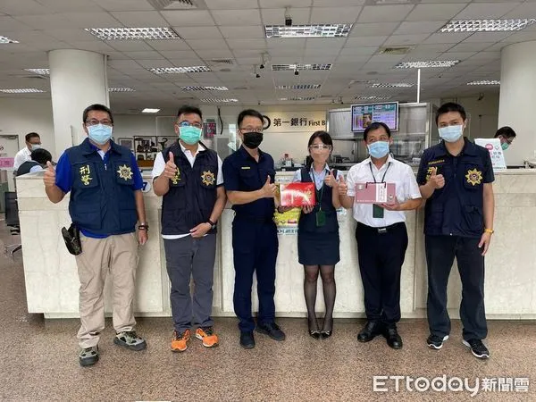 ▲恆春警方到一銀恆春分行致贈行員感謝狀           。（圖／記者陳崑福翻攝，下同）