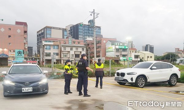 ▲新北市李姓夫妻命案被棄屍在高鐵桃園站私人停車場，家屬發現後向警方報案，圖為警方在現場上搜索。（圖／記者楊淑媛攝）