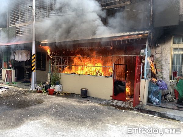 ▲台南市學甲區中學路32巷1處民宅中午發生火警竄出火舌濃煙，消防人員全力搶救。（圖／記者林悅翻攝，下同）