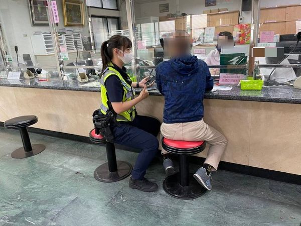 ▲▼豐原警方今年已成功阻詐28件、金額逾760萬元，其中女警廖婉凌就阻詐100萬元，綁著馬尾的美麗身影令人為之風靡。（圖／警方提供，下同）