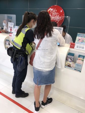 ▲▼豐原警方今年已成功阻詐28件、金額逾760萬元，其中女警廖婉凌就阻詐100萬元，綁著馬尾的美麗身影令人為之風靡。（圖／警方提供，下同）