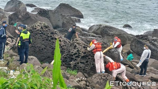 ▲貢寮海岸驚見男浮屍卡礁石 身穿黑白格子襯衫死因身份待查。（圖／記者郭世賢翻攝）