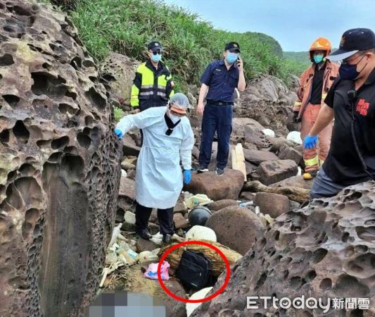 ▲貢寮海岸驚見男浮屍卡礁石 身穿黑白格子襯衫死因身份待查。（圖／記者郭世賢翻攝）