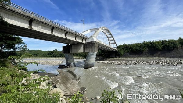 ▲▼高雄市杉林大橋12日一名70歲女子，疑似墜橋，目前現出船艇及大量人車搜尋中。（圖／記者吳奕靖翻攝）