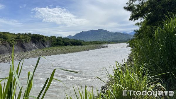 ▲▼高雄市杉林大橋12日一名70歲女子，疑似墜橋，目前現出船艇及大量人車搜尋中。（圖／記者吳奕靖翻攝）