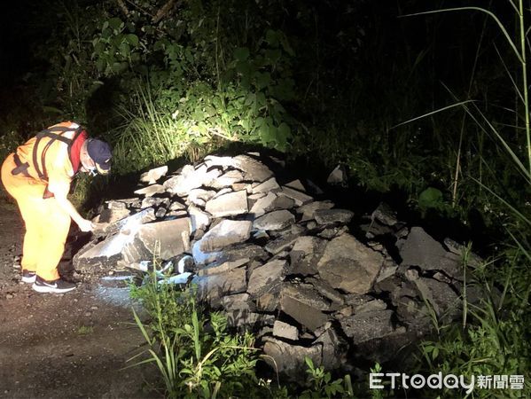 ▲岸巡人員夜間執行巡邏勤務發現景區遭人傾倒大量工程廢棄物。（圖／第一二岸巡隊提供，下同）