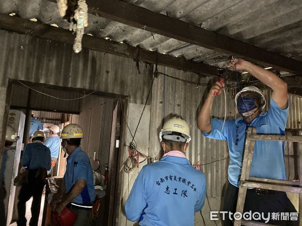 ▲台南市做工行善團，本周假日馬不停蹄兵分4路進行修繕，盼儘快給弱勢家庭有個遮風避雨的家，能安心居住生活。（圖／記者林悅翻攝，下同）